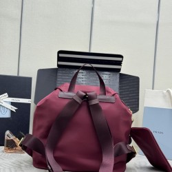 F480 with a full set of the right version of the counter packaging exclusive customized classic large backpack 1BZ811 nylon shoulder bag with exquisite Saffiano leather trim fusion of materials and decorated with triangular logo highlights the charm of fa