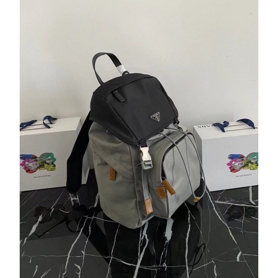 P450 Exclusive First 2VZ135 Black and Gray Shoulder BagNewest colorway of this nylon backpack with Saffiano leather trimCreative and technical to create a chic styleTop-quality brushed hardwareMultiple pockets and tech-lined back with a distinctive design