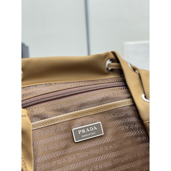 F480 with a full set of the right version of the counter packaging exclusive customized classic large backpack 1BZ811 nylon shoulder bag with exquisite Saffiano leather trim fusion of materials and decorated with triangular logo highlights the charm of fa