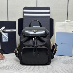 F610 with the counter version of the full set of packaging exclusive customized new backpack 1BZ074 this backpack combines several elements of imported nylon fabric and shiny cowhide leather top metal hardware accessories elegant and versatile with the ou