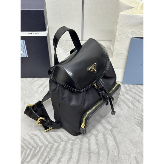 F610 with the counter version of the full set of packaging exclusive customized new backpack 1BZ074 this backpack combines several elements of imported nylon fabric and shiny cowhide leather top metal hardware accessories elegant and versatile with the ou