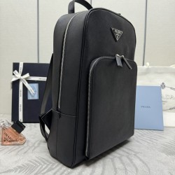 F820 new backpack fine cross grain 2VZ102 shoulder bag made of imported Saffiano leather material metal hardware accessories two straps adjustable leather straps two-way zipper front with a pocket design this backpack simple and stylish to meet the work c