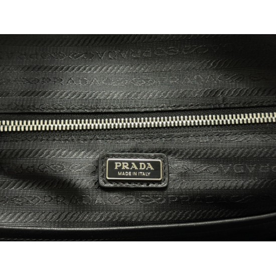 F820 new backpack fine cross grain 2VZ102 shoulder bag made of imported Saffiano leather material metal hardware accessories two straps adjustable leather straps two-way zipper front with a pocket design this backpack simple and stylish to meet the work c