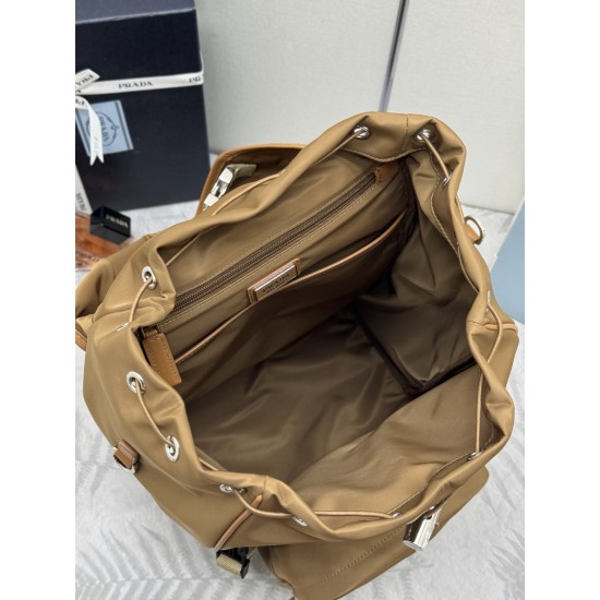 F660Prada new parachute backpack triangular enamel nameplate logo adjustable nylon shoulder straps 2VZ135 imported parachute fabric imported white steel hardware accessories this sports style parachute schoolbag front and sides are equipped with practical