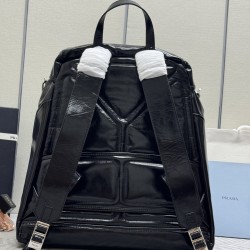 F990 new catwalk models 2VZ108 oil waxed leather this catwalk models shoulder backpack using imported oil waxed calfskin and top hardware front insert buckle flap and 2 pocket design with a removable oil waxed shoulder straps back and can be carried over 