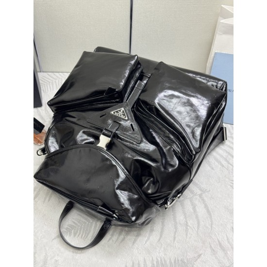 F990 new catwalk models 2VZ108 oil waxed leather this catwalk models shoulder backpack using imported oil waxed calfskin and top hardware front insert buckle flap and 2 pocket design with a removable oil waxed shoulder straps back and can be carried over 