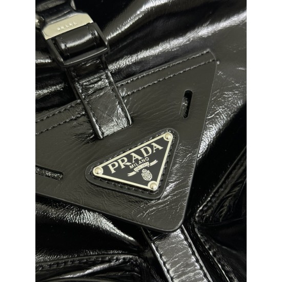 F990 new catwalk models 2VZ108 oil waxed leather this catwalk models shoulder backpack using imported oil waxed calfskin and top hardware front insert buckle flap and 2 pocket design with a removable oil waxed shoulder straps back and can be carried over 