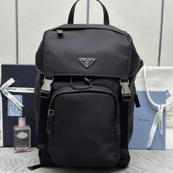 F570Prada new parachute backpack triangular enamel nameplate logo adjustable nylon shoulder straps Model 2VZ135 imported parachute fabric imported white steel hardware accessories this sporty style parachute backpack front and sides are equipped with util