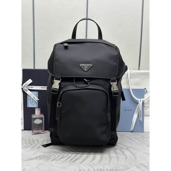 F570Prada new parachute backpack triangular enamel nameplate logo adjustable nylon shoulder straps Model 2VZ135 imported parachute fabric imported white steel hardware accessories this sporty style parachute backpack front and sides are equipped with util
