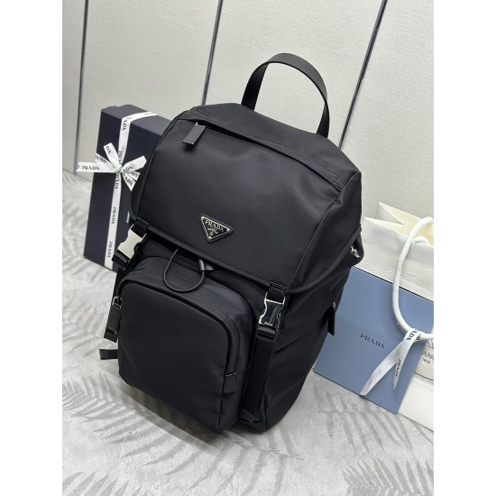 F570Prada new parachute backpack triangular enamel nameplate logo adjustable nylon shoulder straps Model 2VZ135 imported parachute fabric imported white steel hardware accessories this sporty style parachute backpack front and sides are equipped with util