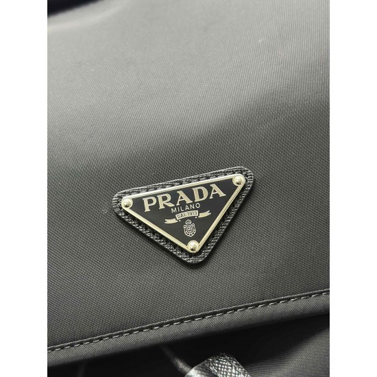 F570Prada new parachute backpack triangular enamel nameplate logo adjustable nylon shoulder straps Model 2VZ135 imported parachute fabric imported white steel hardware accessories this sporty style parachute backpack front and sides are equipped with util