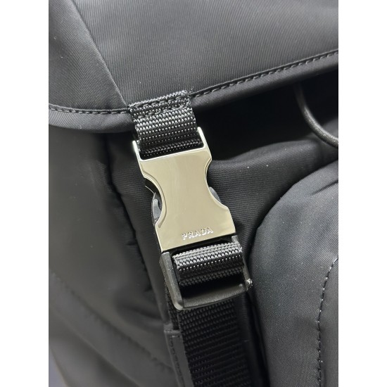 F570Prada new parachute backpack triangular enamel nameplate logo adjustable nylon shoulder straps Model 2VZ135 imported parachute fabric imported white steel hardware accessories this sporty style parachute backpack front and sides are equipped with util