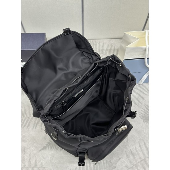 F570Prada new parachute backpack triangular enamel nameplate logo adjustable nylon shoulder straps Model 2VZ135 imported parachute fabric imported white steel hardware accessories this sporty style parachute backpack front and sides are equipped with util