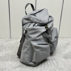 F700 new men's bag shoulder bag 2024 spring and summer runway models gray 2VZ108 with adjustable long shoulder strap can also be used as a diagonal cross-body bag This bag is made of imported nylon fabrics top hardware front 2 diagonal zipper pocket desig
