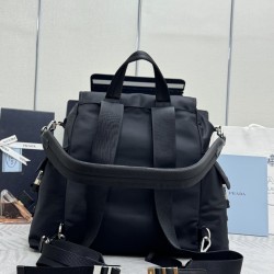 F620 NEW SHOULDER BAGS EXPLORE 2VZ118 BACKPACK This Explore bag is a perfect blend of elegance and functionality with its soft lines and multi-pocket silhouette designed for urban exploration and outdoor adventures. The combination of recycled nylon and l