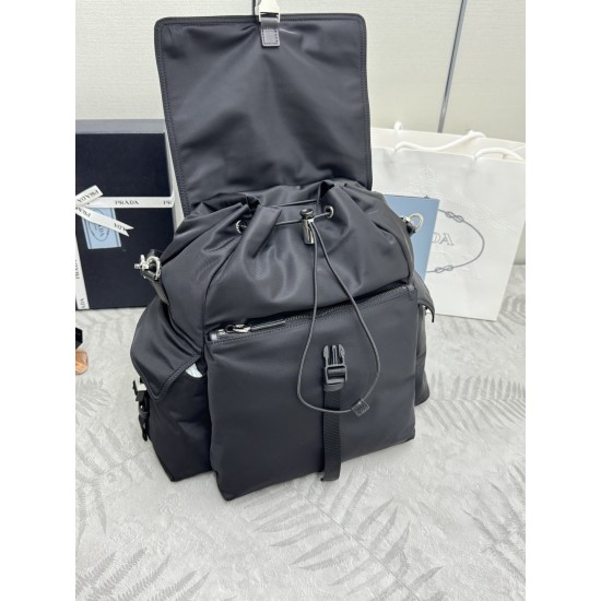 F620 NEW SHOULDER BAGS EXPLORE 2VZ118 BACKPACK This Explore bag is a perfect blend of elegance and functionality with its soft lines and multi-pocket silhouette designed for urban exploration and outdoor adventures. The combination of recycled nylon and l