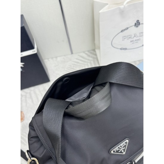 F620 NEW SHOULDER BAGS EXPLORE 2VZ118 BACKPACK This Explore bag is a perfect blend of elegance and functionality with its soft lines and multi-pocket silhouette designed for urban exploration and outdoor adventures. The combination of recycled nylon and l