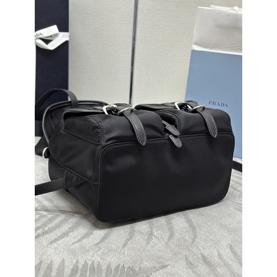 F490 with counter to the version of the full set of packaging exclusive customized new backpack 1BZ677A silver buckle bag cover is cowhide bag edge this nylon shoulder bag using exquisite calfskin leather trim fusion of a variety of materials and adorned 