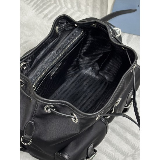 F490 with counter to the version of the full set of packaging exclusive customized new backpack 1BZ677A silver buckle bag cover is cowhide bag edge this nylon shoulder bag using exquisite calfskin leather trim fusion of a variety of materials and adorned 