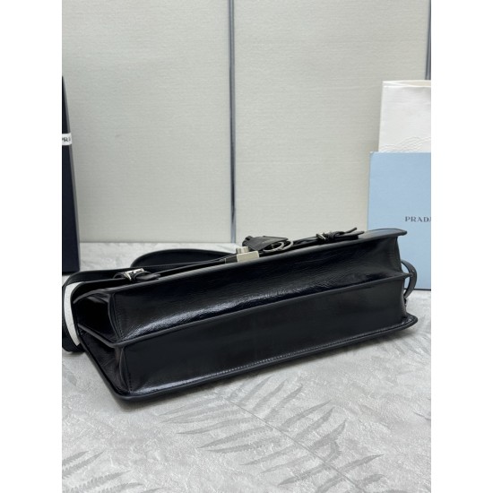 F850202525ss new pencil bag 1BN024 large this leather handbag inspired by the quite formal briefcase texture delicate glossy with a new attitude to re-interpret the classic office style silhouette using delicate soft detailing for the bag's classic shape 