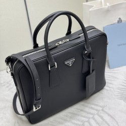 F850 Classic Briefcase Leather Shoulder Strap 2VE011 made of imported Saffiano leather Detachable adjustable cross grain shoulder strap Top brushed hardware Two-way zipper zipper closure to the end of the newest design Newly designed Prada logo lining Fou