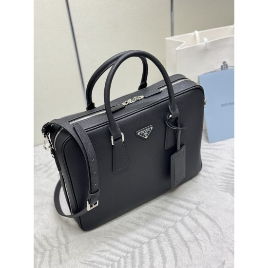 F850 Classic Briefcase Leather Shoulder Strap 2VE011 made of imported Saffiano leather Detachable adjustable cross grain shoulder strap Top brushed hardware Two-way zipper zipper closure to the end of the newest design Newly designed Prada logo lining Fou