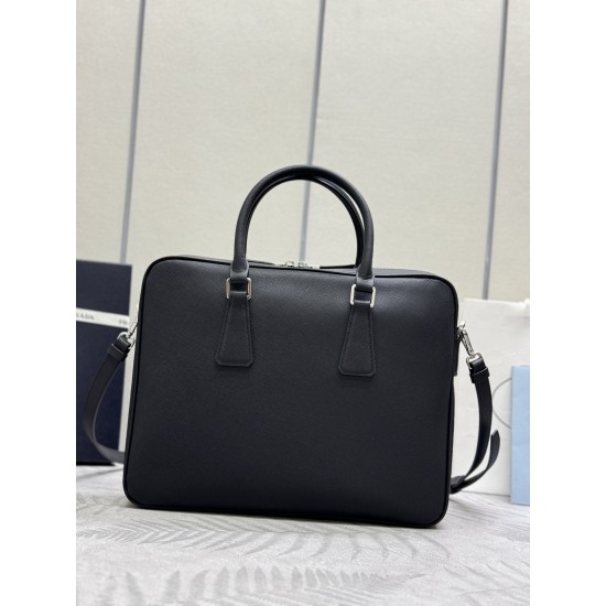 F850 Classic Briefcase Leather Shoulder Strap 2VE011 made of imported Saffiano leather Detachable adjustable cross grain shoulder strap Top brushed hardware Two-way zipper zipper closure to the end of the newest design Newly designed Prada logo lining Fou