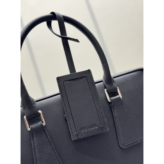 F850 Classic Briefcase Leather Shoulder Strap 2VE011 made of imported Saffiano leather Detachable adjustable cross grain shoulder strap Top brushed hardware Two-way zipper zipper closure to the end of the newest design Newly designed Prada logo lining Fou