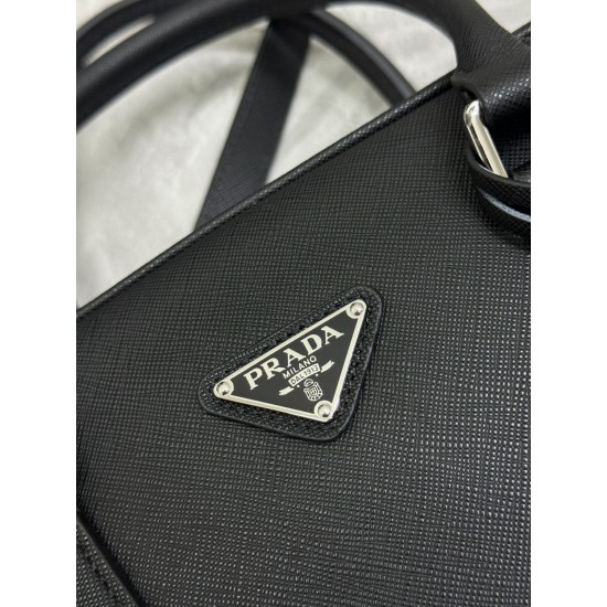 F850 Classic Briefcase Leather Shoulder Strap 2VE011 made of imported Saffiano leather Detachable adjustable cross grain shoulder strap Top brushed hardware Two-way zipper zipper closure to the end of the newest design Newly designed Prada logo lining Fou