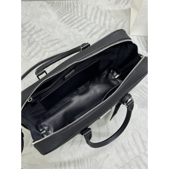 F850 Classic Briefcase Leather Shoulder Strap 2VE011 made of imported Saffiano leather Detachable adjustable cross grain shoulder strap Top brushed hardware Two-way zipper zipper closure to the end of the newest design Newly designed Prada logo lining Fou