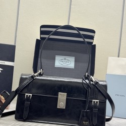 F78025SSpring and summer new pencil bag 1BN026 small arrived this leather handbag inspired by the quite formal briefcase texture delicate glossy with a new attitude to reinterpretation of the classic office style silhouette using delicate soft detailing f