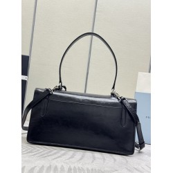 F78025SSpring and summer new pencil bag 1BN026 small arrived this leather handbag inspired by the quite formal briefcase texture delicate glossy with a new attitude to reinterpretation of the classic office style silhouette using delicate soft detailing f