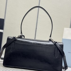 F78025SSpring and summer new pencil bag 1BN026 small arrived this leather handbag inspired by the quite formal briefcase texture delicate glossy with a new attitude to reinterpretation of the classic office style silhouette using delicate soft detailing f