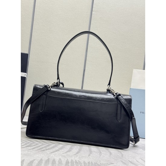 F78025SSpring and summer new pencil bag 1BN026 small arrived this leather handbag inspired by the quite formal briefcase texture delicate glossy with a new attitude to reinterpretation of the classic office style silhouette using delicate soft detailing f