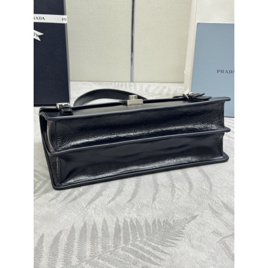 F78025SSpring and summer new pencil bag 1BN026 small arrived this leather handbag inspired by the quite formal briefcase texture delicate glossy with a new attitude to reinterpretation of the classic office style silhouette using delicate soft detailing f