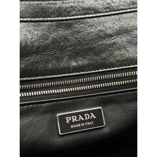 F78025SSpring and summer new pencil bag 1BN026 small arrived this leather handbag inspired by the quite formal briefcase texture delicate glossy with a new attitude to reinterpretation of the classic office style silhouette using delicate soft detailing f