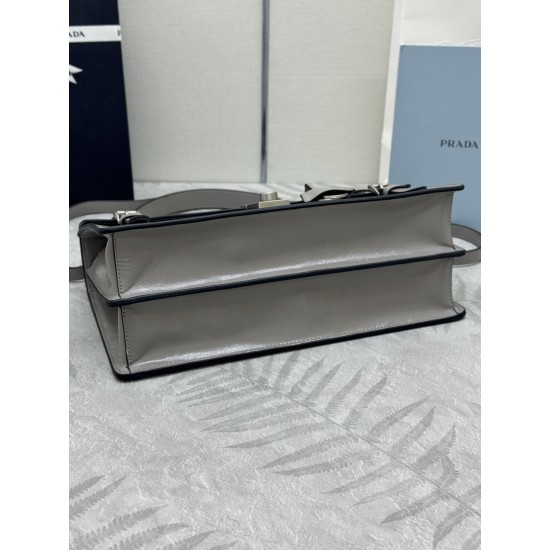 F78025SS spring and summer new purple gray pen holder bag 1BN026 small arrived this leather handbag inspired by the strong formal briefcase texture delicate glossy with a new attitude to reinterpretation of the classic office style silhouette using delica