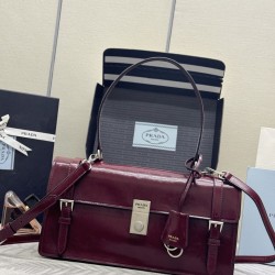 F78025SS spring and summer new amaranthine red pencil bag 1BN026 small arrived this leather handbag inspired by the strong formal briefcase texture delicate glossy with a new attitude to re-interpretation of the classic office style silhouette using delic