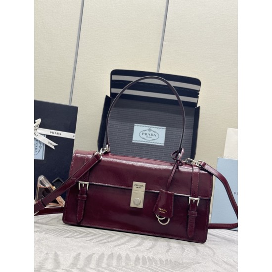 F78025SS spring and summer new amaranthine red pencil bag 1BN026 small arrived this leather handbag inspired by the strong formal briefcase texture delicate glossy with a new attitude to re-interpretation of the classic office style silhouette using delic