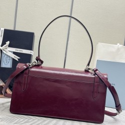 F78025SS spring and summer new amaranthine red pencil bag 1BN026 small arrived this leather handbag inspired by the strong formal briefcase texture delicate glossy with a new attitude to re-interpretation of the classic office style silhouette using delic