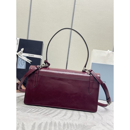 F78025SS spring and summer new amaranthine red pencil bag 1BN026 small arrived this leather handbag inspired by the strong formal briefcase texture delicate glossy with a new attitude to re-interpretation of the classic office style silhouette using delic