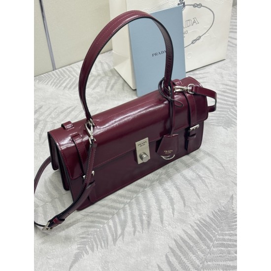 F78025SS spring and summer new amaranthine red pencil bag 1BN026 small arrived this leather handbag inspired by the strong formal briefcase texture delicate glossy with a new attitude to re-interpretation of the classic office style silhouette using delic