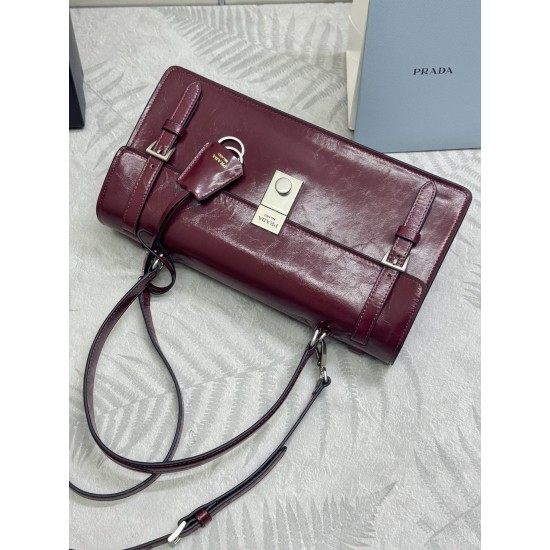 F78025SS spring and summer new amaranthine red pencil bag 1BN026 small arrived this leather handbag inspired by the strong formal briefcase texture delicate glossy with a new attitude to re-interpretation of the classic office style silhouette using delic