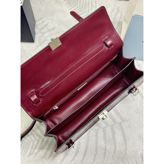 F78025SS spring and summer new amaranthine red pencil bag 1BN026 small arrived this leather handbag inspired by the strong formal briefcase texture delicate glossy with a new attitude to re-interpretation of the classic office style silhouette using delic