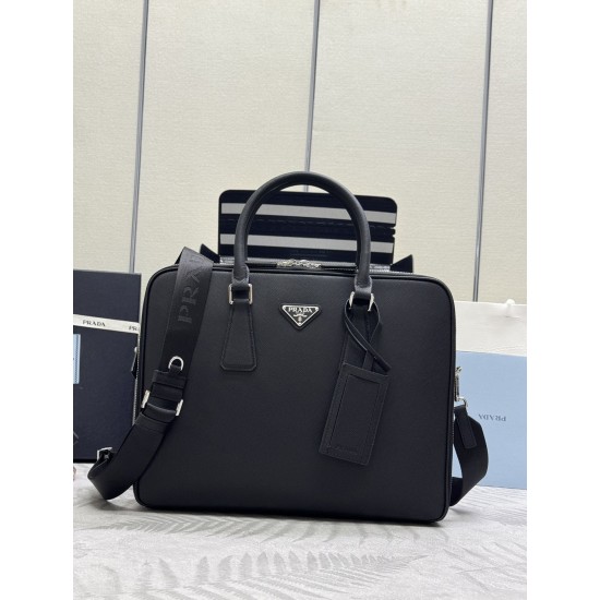 F880 Double Briefcase 2VE022 This elegant and sophisticated briefcase with two compartments, multiple interior pockets and a removable nylon shoulder strap to create a functional structure of the body of the brand Saffiano leather to create a simple atmos
