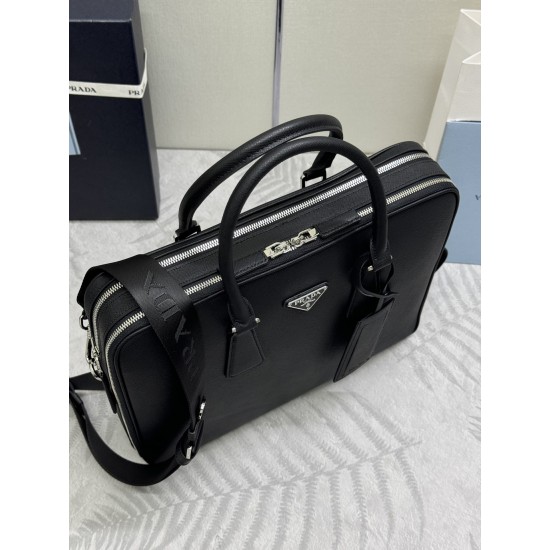 F880 Double Briefcase 2VE022 This elegant and sophisticated briefcase with two compartments, multiple interior pockets and a removable nylon shoulder strap to create a functional structure of the body of the brand Saffiano leather to create a simple atmos