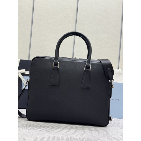 F880 Double Briefcase 2VE022 This elegant and sophisticated briefcase with two compartments, multiple interior pockets and a removable nylon shoulder strap to create a functional structure of the body of the brand Saffiano leather to create a simple atmos
