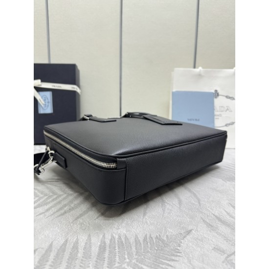 F880 Double Briefcase 2VE022 This elegant and sophisticated briefcase with two compartments, multiple interior pockets and a removable nylon shoulder strap to create a functional structure of the body of the brand Saffiano leather to create a simple atmos