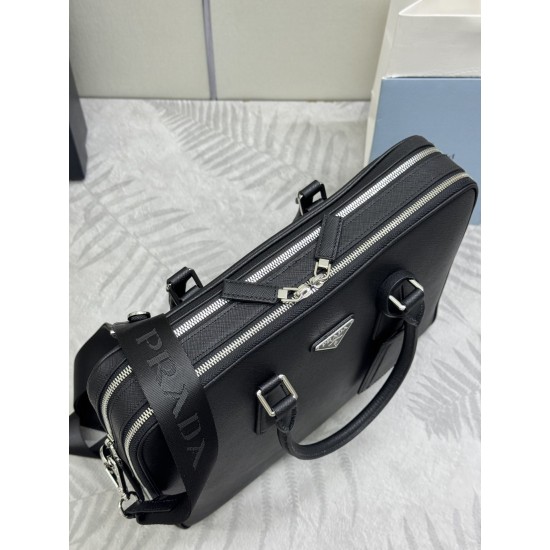 F880 Double Briefcase 2VE022 This elegant and sophisticated briefcase with two compartments, multiple interior pockets and a removable nylon shoulder strap to create a functional structure of the body of the brand Saffiano leather to create a simple atmos