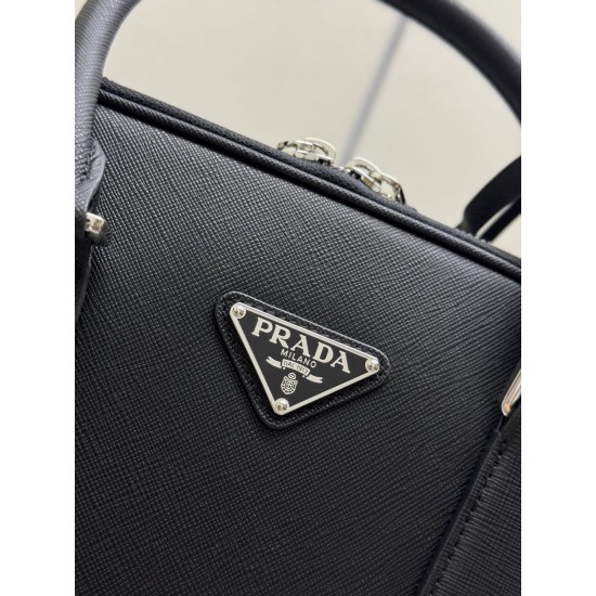 F880 Double Briefcase 2VE022 This elegant and sophisticated briefcase with two compartments, multiple interior pockets and a removable nylon shoulder strap to create a functional structure of the body of the brand Saffiano leather to create a simple atmos